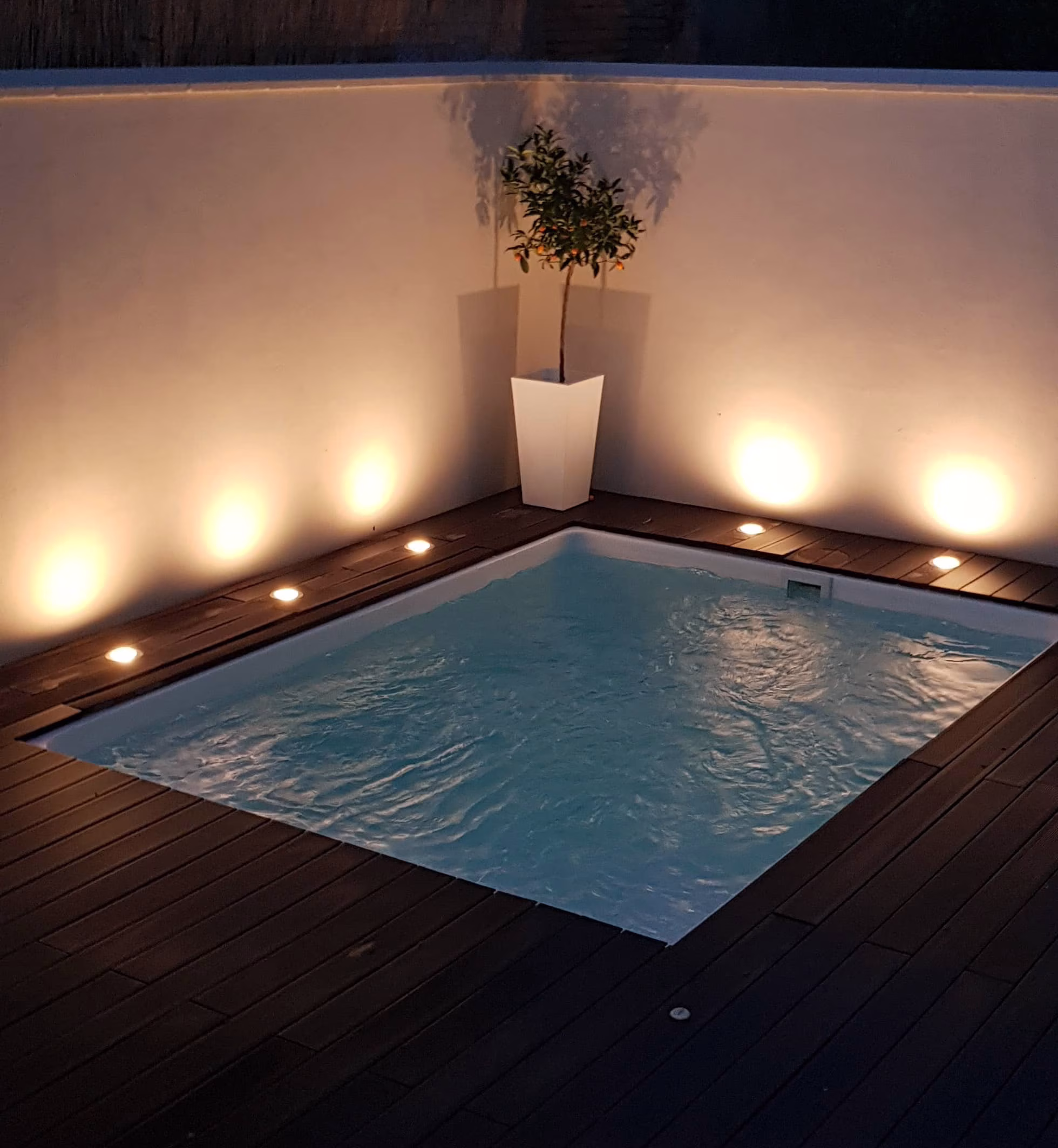 Imagen de Piscinas Cano Fibra de vidrio y Poliester Modelo Swim-Spa instalado en Tudela