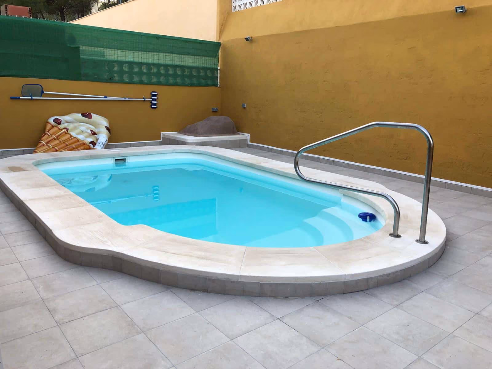 Imagen de Piscinas Cano Piscina Modelo c-5 blanca instalada en GILET