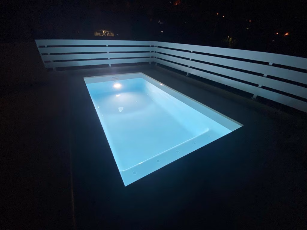 Imagen de Mini Piscina C-35 SX en poliester y fibra de vidrio de noche 2020